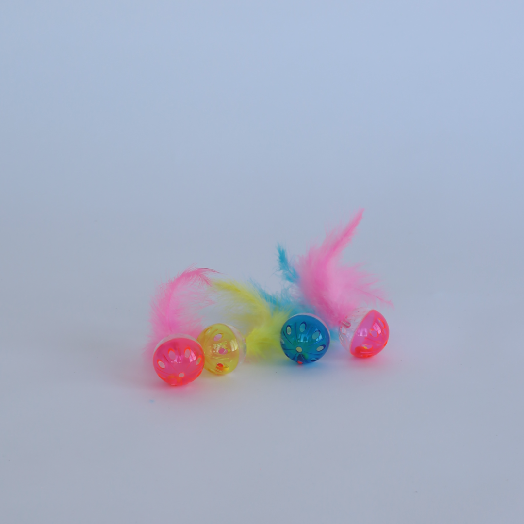 Fluffík - barevný míček s pírkem pro kočky