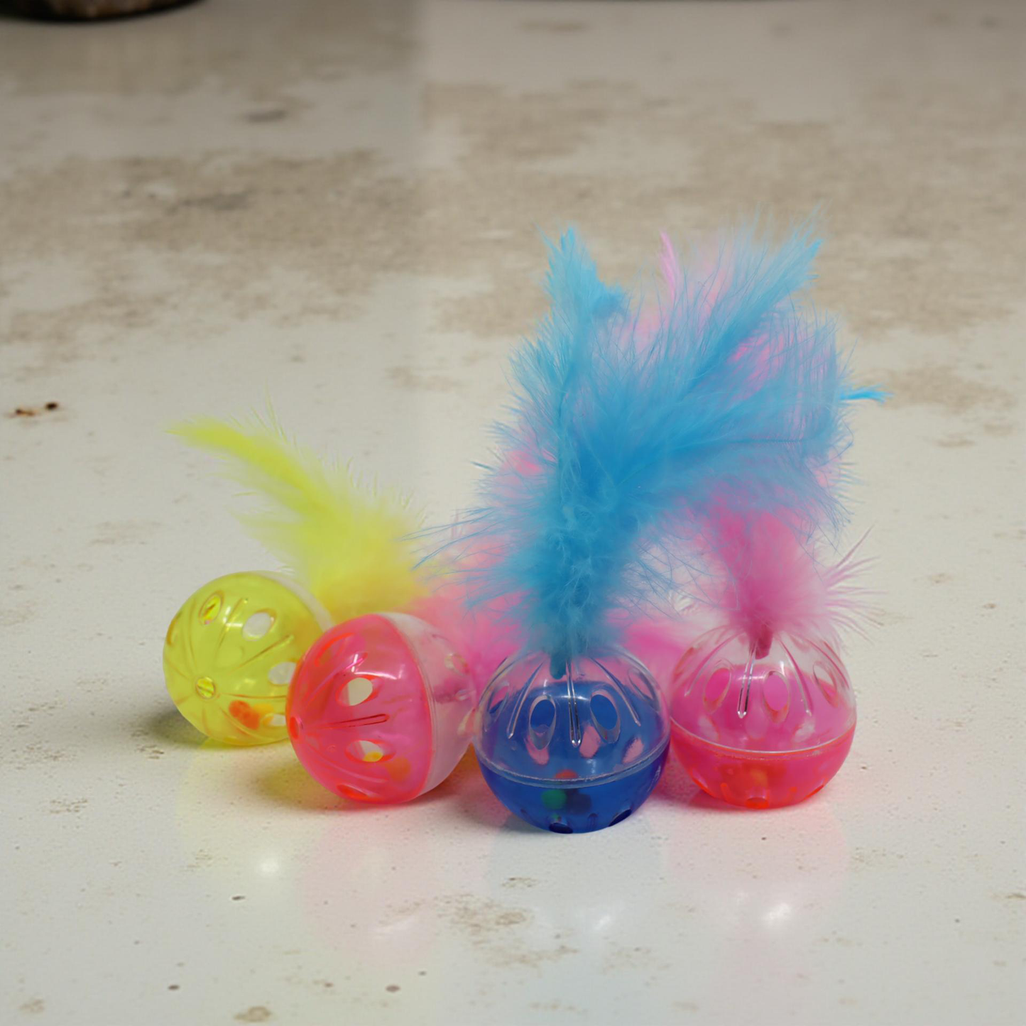 Fluffík - barevný míček s pírkem pro kočky