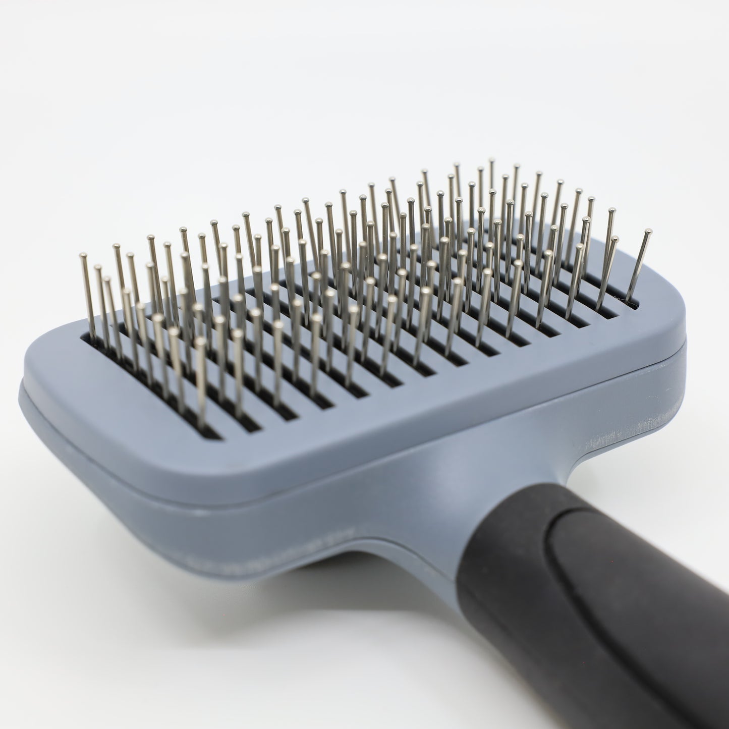 Samočistící kartáč pro psy a kočky – šetrné rozčesávání bez tahání