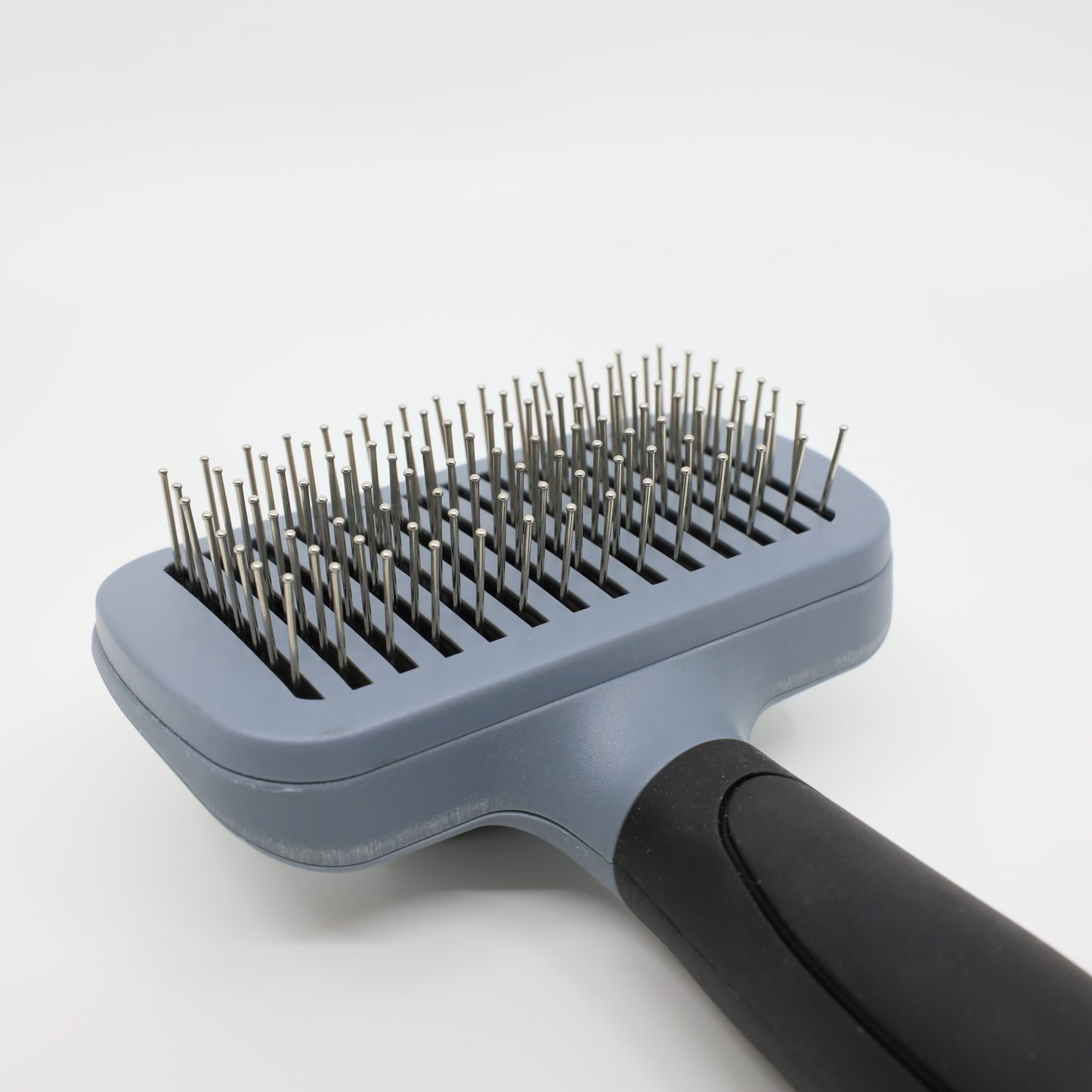 Samočistící kartáč pro psy a kočky – šetrné rozčesávání bez tahání